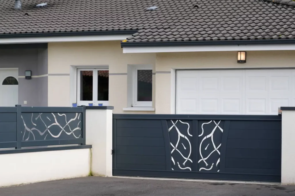 Aluzaun modern graues Design-Tor Aluminium-Portal Außentür vor Vorort Haus
